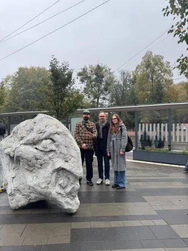 У Львові відкрили нову скульптуру "Тотем" на перехресті двох вулиць