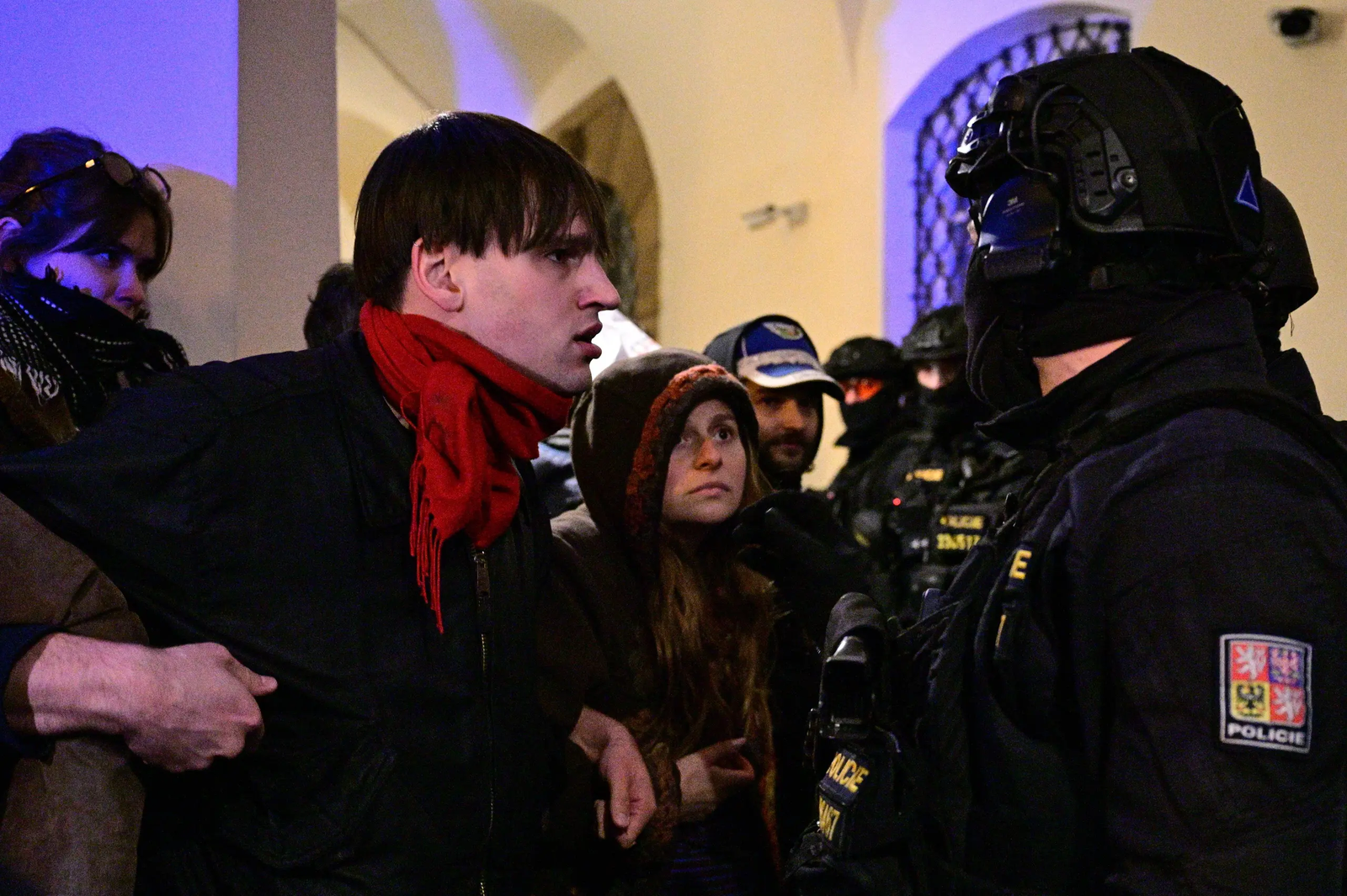 У Празі відбулися сутички протестувальників із поліцією біля парламенту