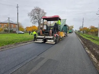У селі біля Львова триває ремонт двох доріг одночасно