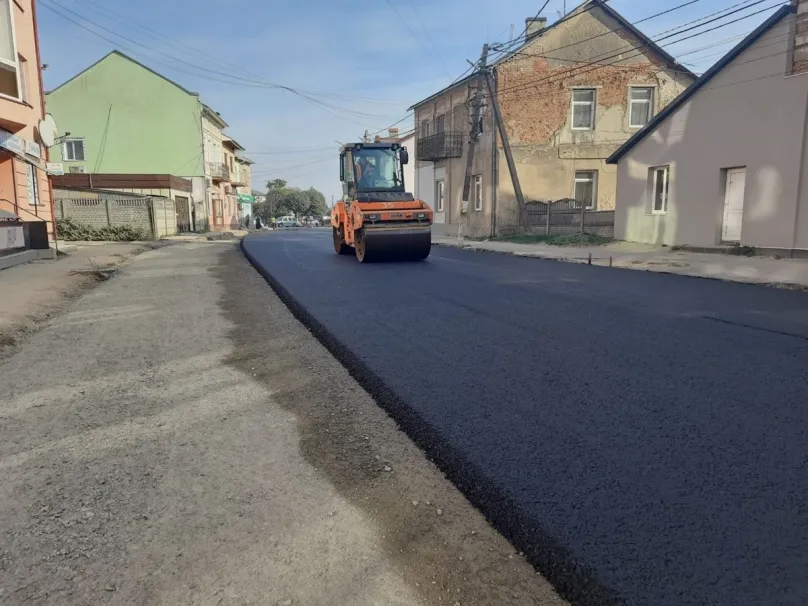 У Судовій Вишні триває ремонт понад 1 км дороги в центральній частині міста