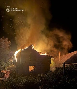 У Судовій Вишні вночі сталася пожежа у літній кухні: будівлю під час ліквідації вдалося врятувати