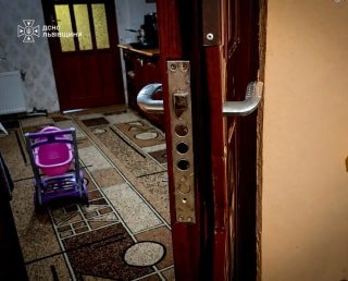 У Жовкві рятувальники звільнили трирічну дівчинку, яка випадково застрягла у квартирі