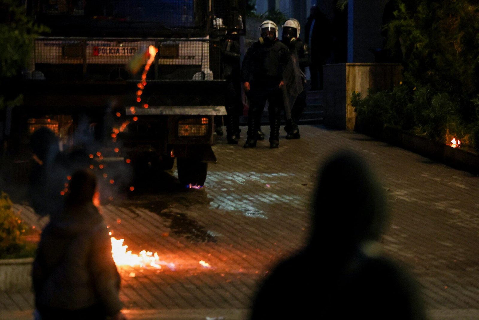 В Албанії антиурядові протести переросли у violent сутички з використанням коктейлів Молотова та водометів