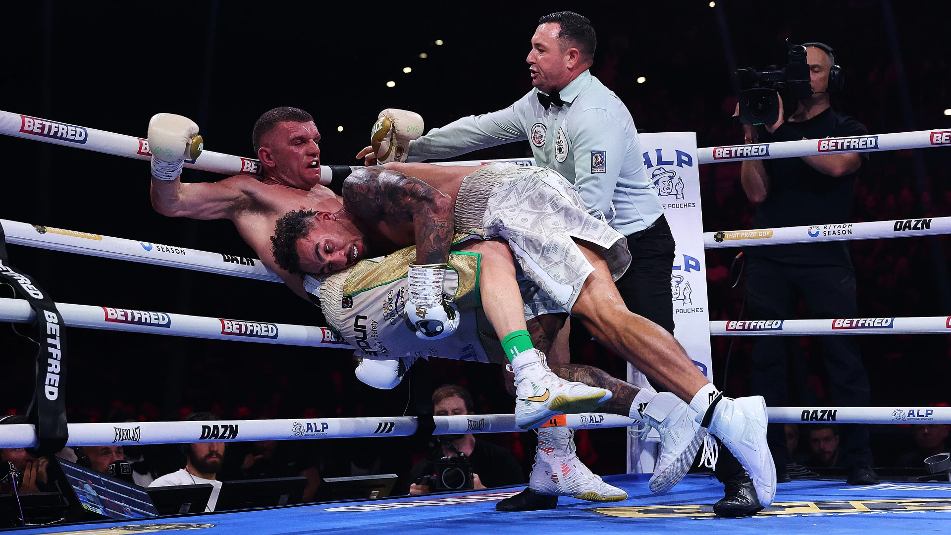 Віттакер здобуває перемогу у боях за пояс WBC Silver, домінуючи в перших дев'яти раундах