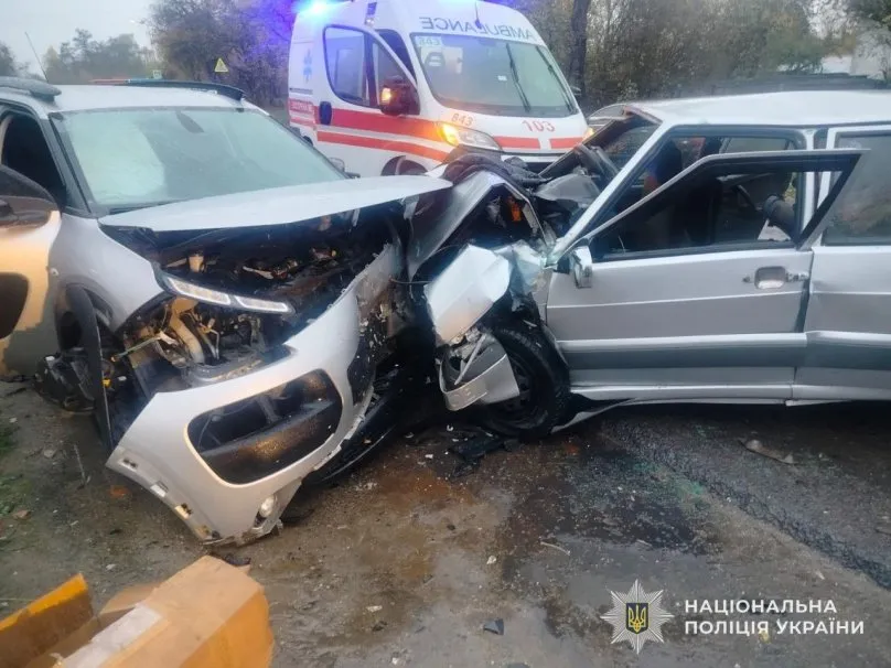 Внаслідок ДТП на Львівщині травмовано 18-річного водія та чотирьох його пасажирів