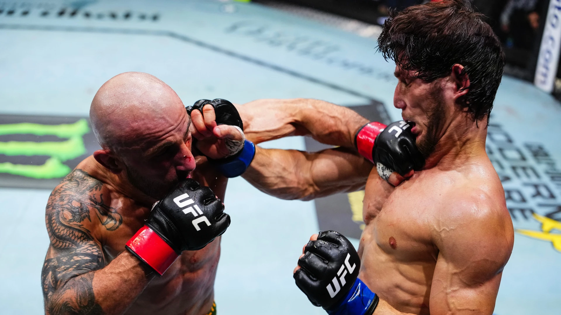Волкановський нокаутував Євлоєва, завоювавши титул UFC та завдавши супернику першої поразки в кар'єрі