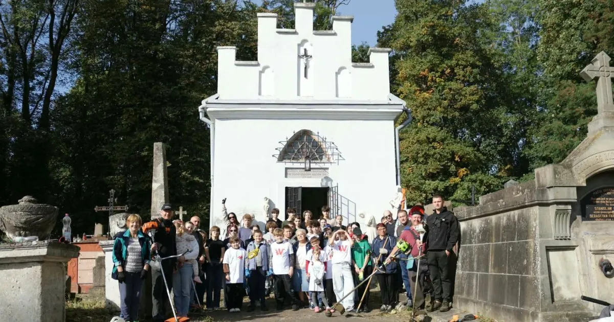 Волонтери з України та Польщі відновили історичний некрополь XVIII століття у Дрогобичі